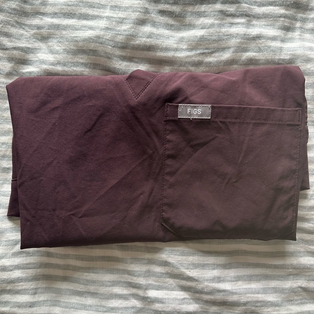 Figs catarina scrub top in Dark Fig